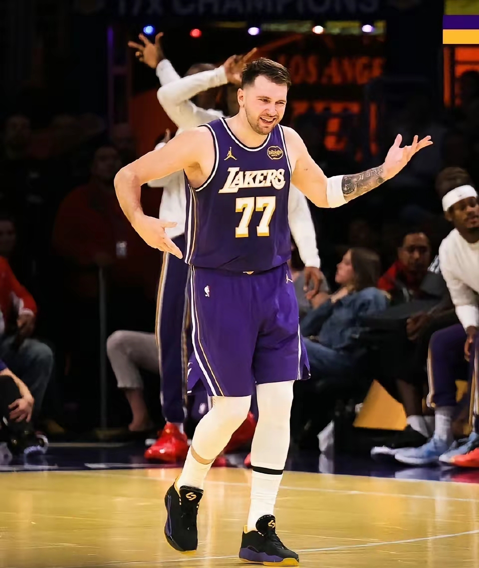 NG大舞台-东契奇在快船比赛中赛况扑朔迷离，逆转引发热议！的简单介绍